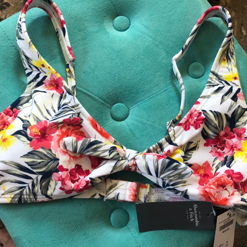 NWT bikini top